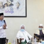 Gubernur Jawa Barat Ridwan Kamil saat mengunjungi Pesantren Lirboyo, Kota Kediri, Kamis malam, 20 Januari2022. (Foto: Antara)