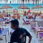 Para turis menikmati restoran tepi pantai di Playa del Carmen, negara bagian Quintana Roo, Meksiko, pada 3 Maret 2021, di tengah pandemi virus corona. (Foto: AFP/Getty Images)