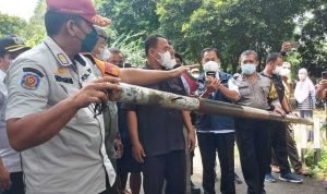 Petugas gabungan meninjau portal di wilayah RW 11 dan 06 Cibubur, Jakarta, Rabu 2 Februari 2022. ANTARA/Yogi Rachman (Foto: ANTARA/Yogi Rachman)
