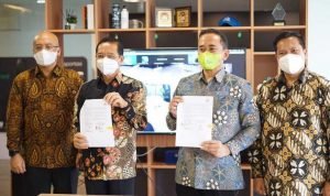 Penandatanganan MoU kKerjasama antara PPD dan PT Jaklingko Indonesia dengan 3 developer perumahan PT Jaya Properti, PT Lippo Karawaci Tbk, dan PT Graha Tunas Selaras (Podomoro Golf View) dalam rangka integrasi transportasi umum di kota satelit Jabodetabek 1, Jumat, 18 Februari 2022. (Foto: BeritaSatu/Chairul Fikri)
