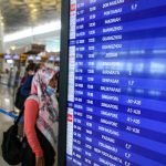 Calon penumpang mengantre di pelayanan tiket di Terminal 3 Bandara Soekarno Hatta, Tangerang, Banten, Selasa (10/11/2020).
